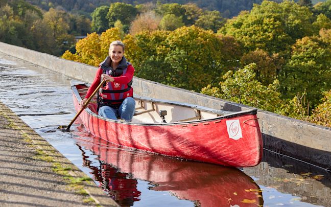 Helen Skelton paddling across Pontcysyllte Aqueduct