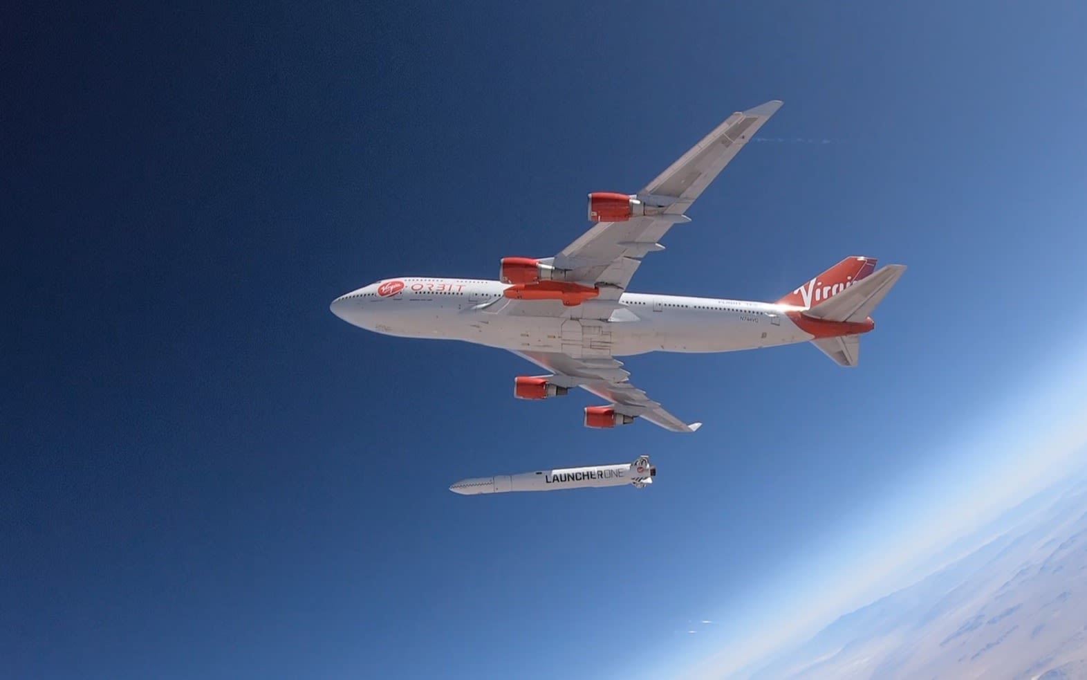 LauncherOne and Cosmic Girl during a drop test